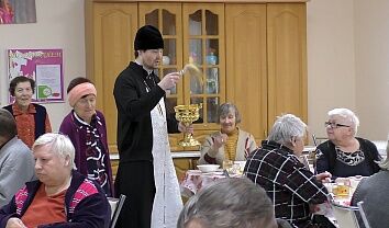 Священники Троицкого храма посетили образовательные и социальные учреждения города