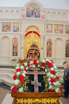 Воздвижение Честного и Животворящего Креста Господня празднуют сегодня православные христиане