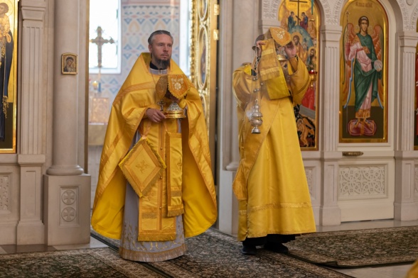 Божественная Литургия в воскресенье, на неделе шестой по Пятидесятнице