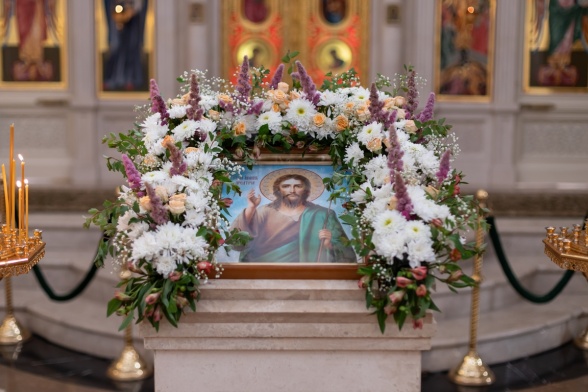 Божественная Литургия в понедельник, на неделе пятой по Пятидесятнице, в день памяти Рождества святого Иоанна Предтечи