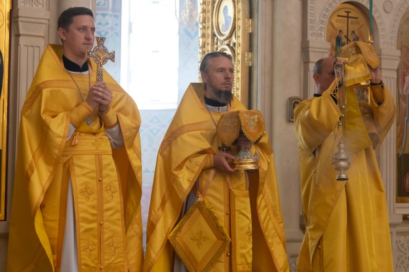 Божественная Литургия в воскресенье, на неделе пятой по Пятидесятнице