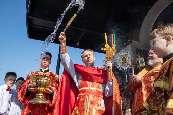 Пасхальная поздняя Литургия и праздничные гуляния на приходе