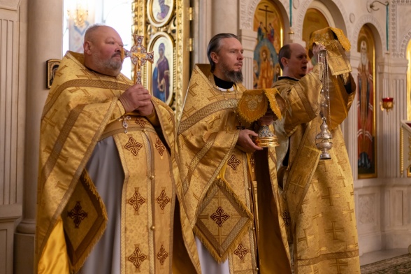 Божественная Литургия в воскресенье, на неделе двадцать первой по Пятидесятнице