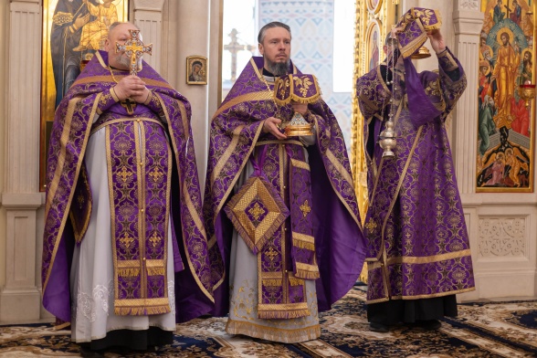  Божественная литургия 23 марта, в воскресенье, на неделе третьей Великого поста, именуемой Крестопоклонной