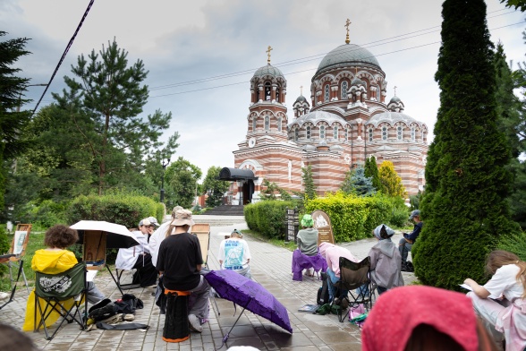 Пленэр возле храма
