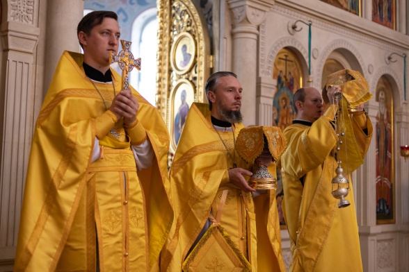 Божественная Литургия в воскресенье, на неделе первой по Пятидесятнице, Всех святых