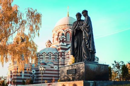 Памятник святым благоверным князю Петру и княгине Февронии