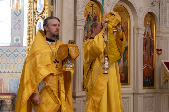 Божественная Литургия в воскресенье, на неделе четырнадцатой по Пятидесятнице