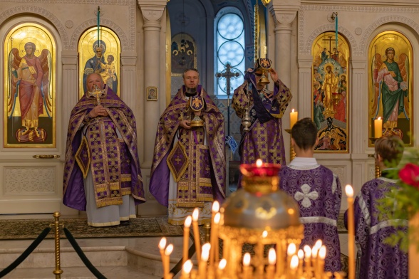 Божественная Литургия в воскресенье, на неделе шестнадцатой по Пятидесятнице