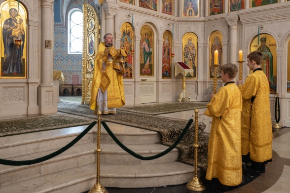 Божественная Литургия в воскресенье, на неделе десятой по Пятидесятнице