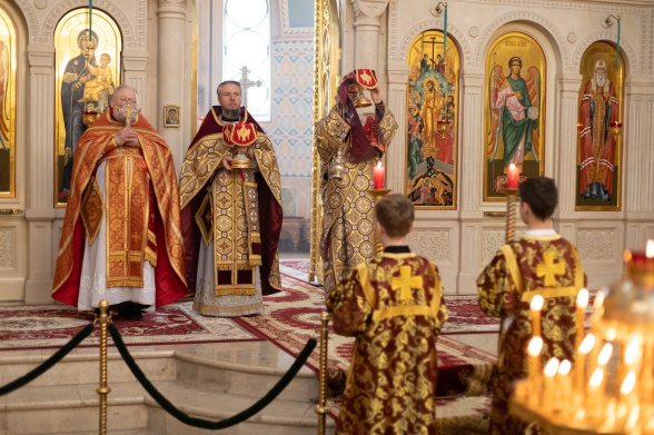 Божественная Литургия в воскресенье, на неделе четвертой по Пасхе, о расслабленном