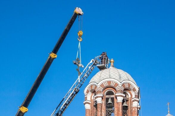 Крест колокольни Троицкого храма занял свое место после реставрации