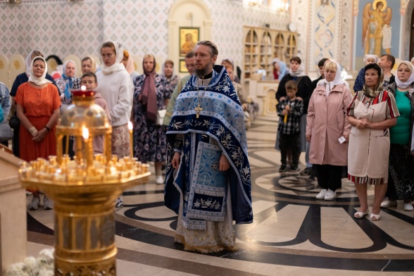 Божественная Литургия в понедельник, на неделе седьмой по Пятидесятнице в день празднования Казанской иконы Божией Матери