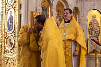 Божественная Литургия в воскресенье, на неделе первой по Пятидесятнице, Всех святых