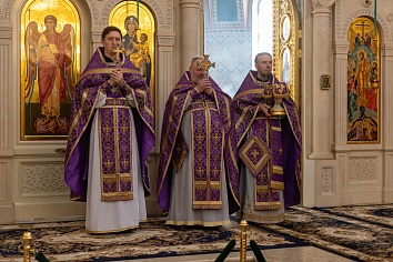 Божественная литургия святителя Василия Великого, 17 апреля, в Великий Четверг