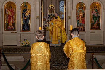 Божественная литургия в воскресенье, на неделе 32-й по Пятидесятнице