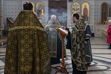  Вечерня Великого Пятка и Вынос Плащаницы.