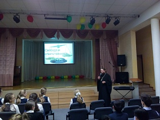 Настоятель Троицкого храма провел тематический классный час в школе №30