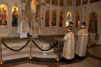 Божественная литургия в воскресенье, на неделе 23-й по Пятидесятнице