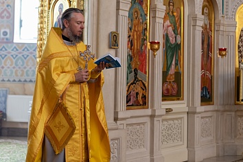 Божественная Литургия в воскресенье, на неделе шестой по Пятидесятнице