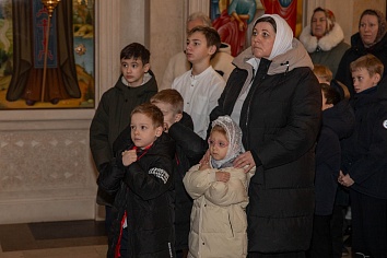 Поздняя Божественная литургия в праздник Рождества Христова