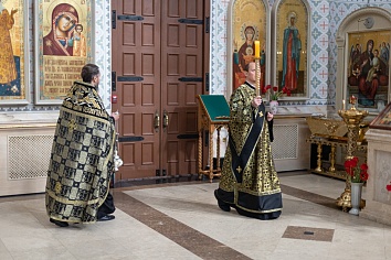  Вечерня Великого Пятка и Вынос Плащаницы.