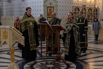 Богослужение Великой Пятницы с воспоминанием Святых спасительных Страстей Господа нашего Иисуса Христа