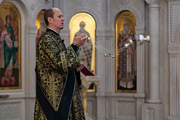  Вечерня Великого Пятка и Вынос Плащаницы.