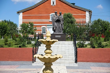 Памятник святым благоверным князю Петру и княгине Февронии