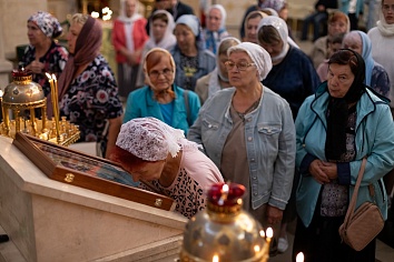 Божественная Литургия в понедельник, на неделе седьмой по Пятидесятнице в день празднования Казанской иконы Божией Матери