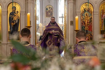 Божественная литургия святителя Василия Великого, 17 апреля, в Великий Четверг