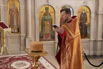 Божественная литургия с чином раздробления артоса