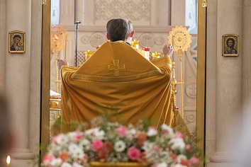 Божественная литургия в воскресенье, на неделе 16-й по Пятидесятнице