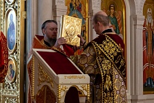 Божественная Литургия с чином раздробления артоса