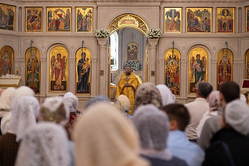 Божественная Литургия в воскресенье, на неделе четвёртой по Пятидесятнице