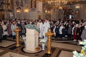 Поздняя Божественная литургия в праздник Рождества Христова