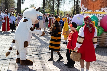 Пасхальная поздняя Литургия и праздничные гуляния на приходе