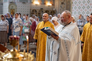 Божественная Литургия во вторник, на неделе пятой по Пятидесятнице, в день памяти святых благоверных князей Петра и Февронии Муромских