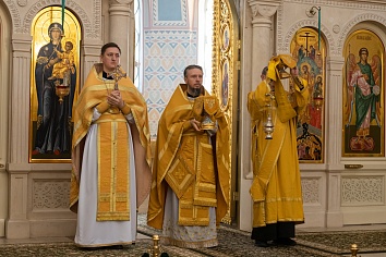 Божественная литургия в воскресенье, на неделе 16-й по Пятидесятнице