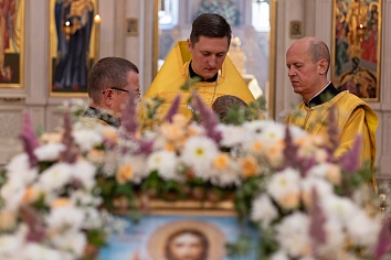 Божественная Литургия в понедельник, на неделе пятой по Пятидесятнице, в день памяти Рождества святого Иоанна Предтечи