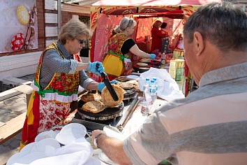 Пасхальная поздняя Литургия и праздничные гуляния на приходе