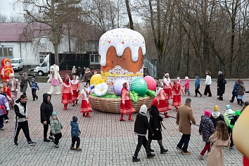 Пасхальная поздняя Литургия и праздничные гуляния на приходе