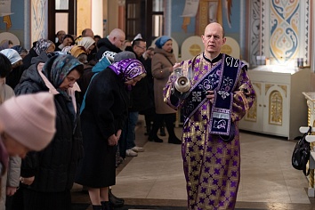 Воскресное Богослужение на третьей неделе Великого поста, Крестопоклонной