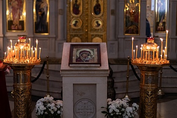 Божественная Литургия в понедельник, на неделе седьмой по Пятидесятнице в день празднования Казанской иконы Божией Матери