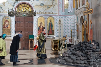  Вечерня Великого Пятка и Вынос Плащаницы.