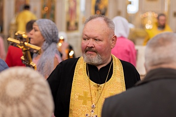 Божественная Литургия в воскресенье, на неделе шестой по Пятидесятнице