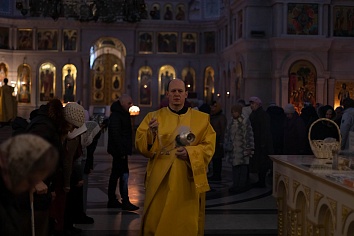 Божественная литургия в воскресенье, на неделе о мытаре и фарисее