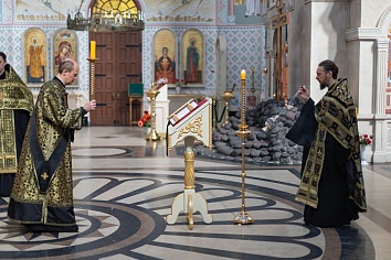  Вечерня Великого Пятка и Вынос Плащаницы.