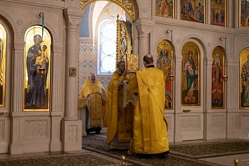 Божественная литургия в воскресенье, на неделе о мытаре и фарисее