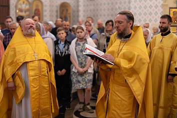 Божественная Литургия в воскресенье, на неделе четвёртой по Пятидесятнице